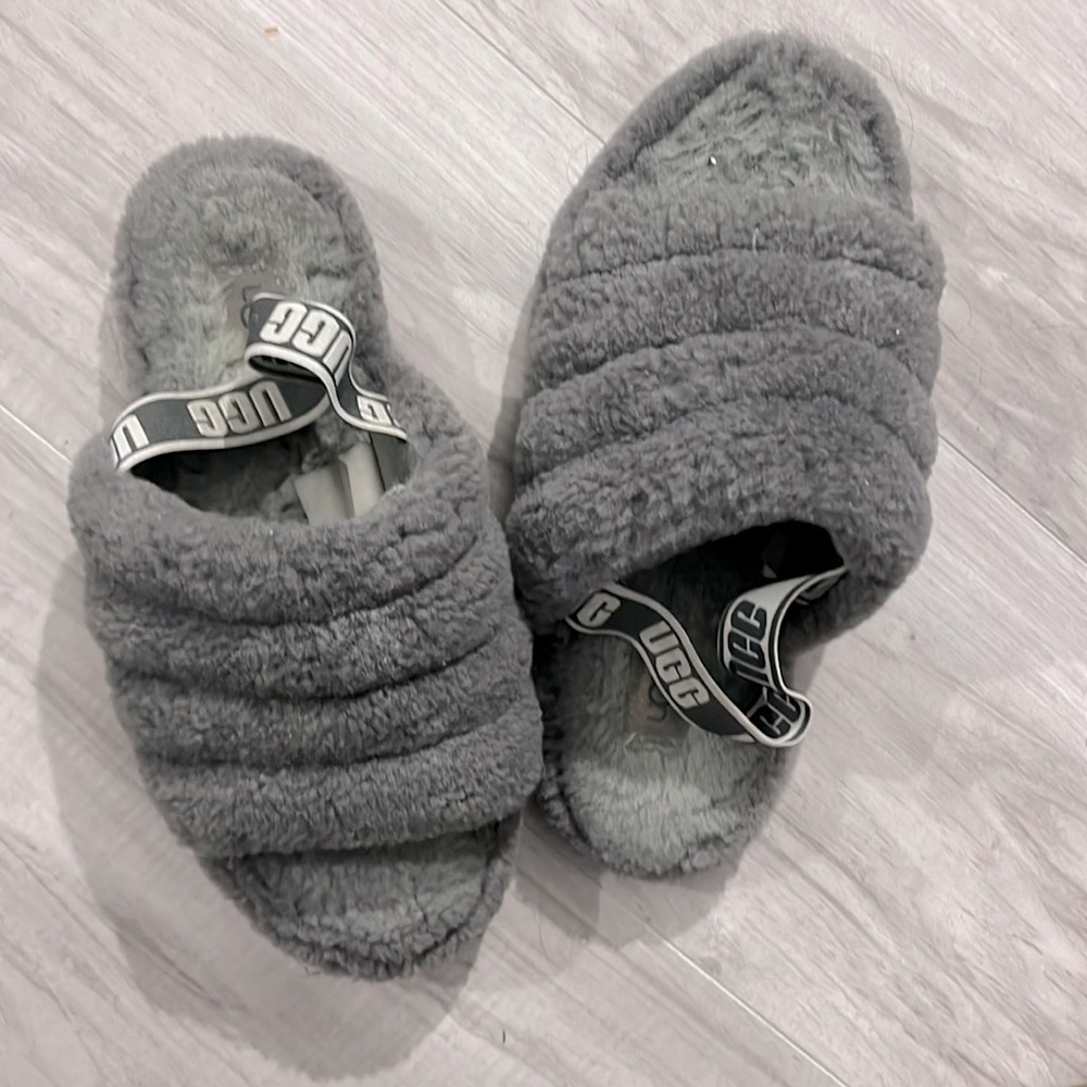 UGG slippers “FLUFF YEA SLIDES”